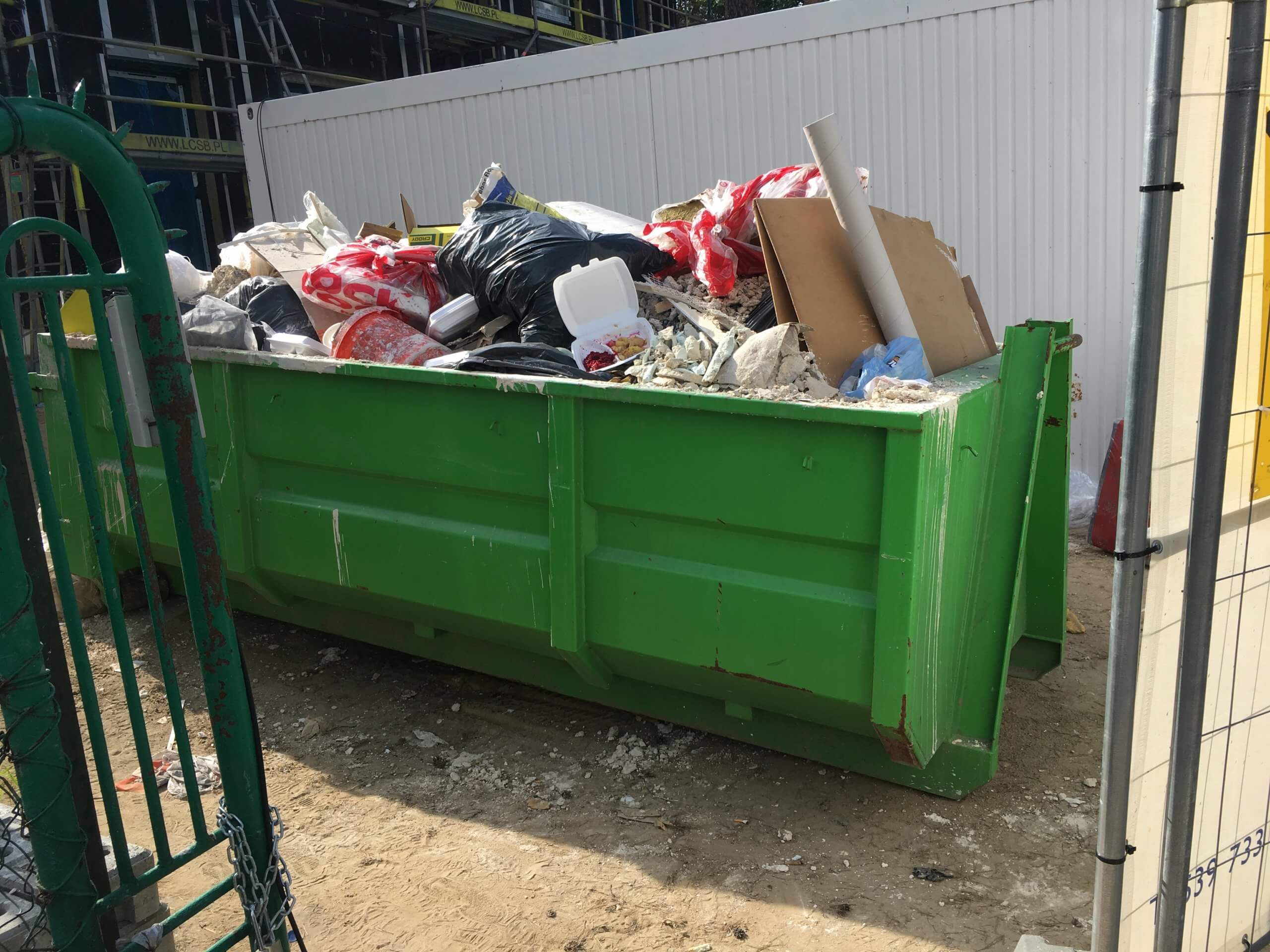 Kontenery na śmieci z budowy Łuków